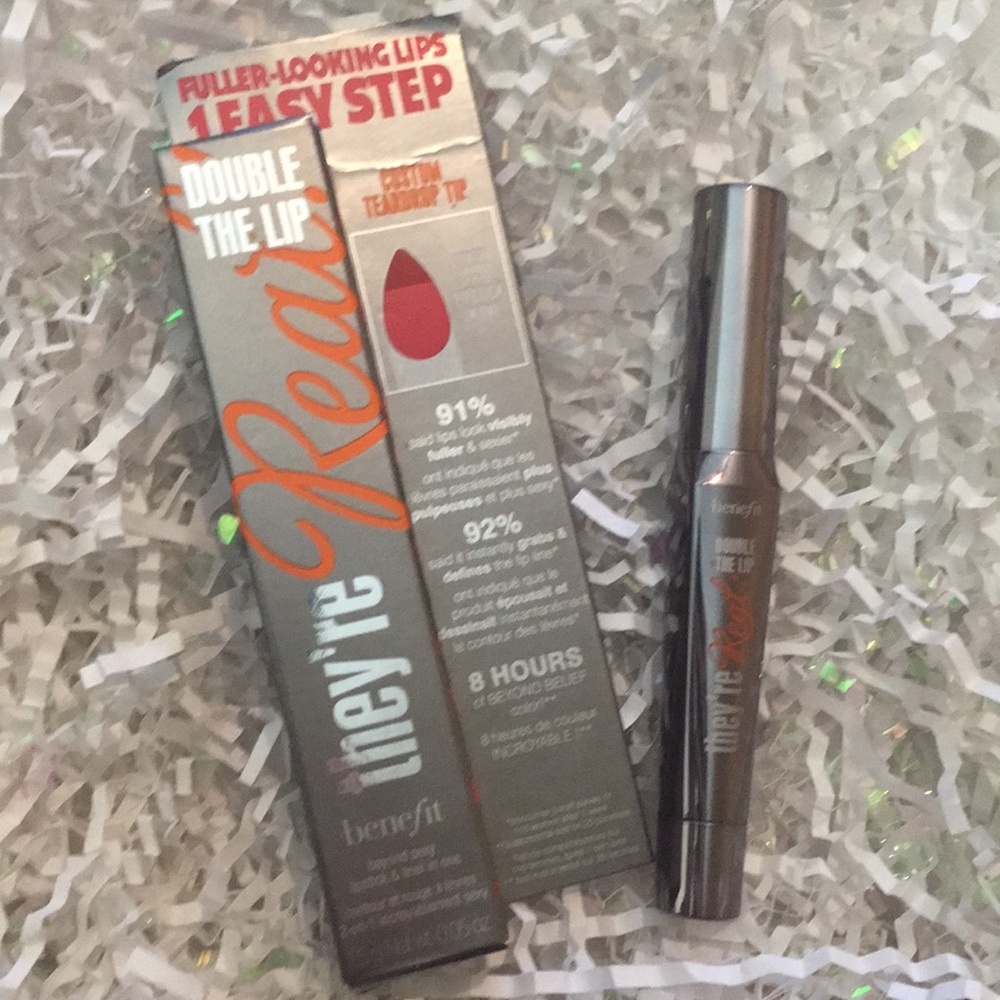 ๐5/32$ BENEFIT double the lip - revved-up red - Picture 4 of 7